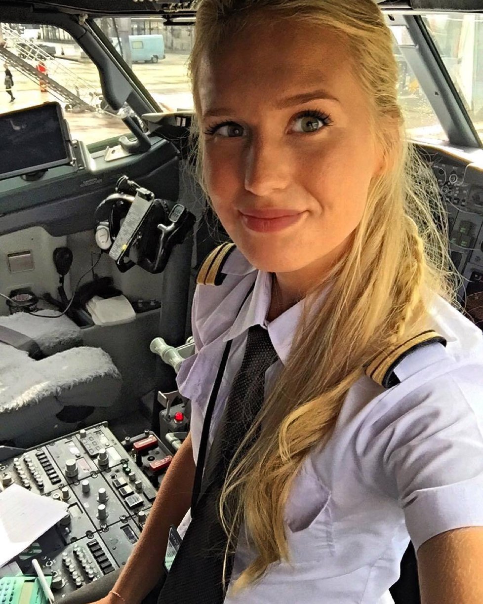 Sexy pilotka Maria Fagerström ze Švédska si užívá života plnými doušky. Na internetu má armádu fanoušků.