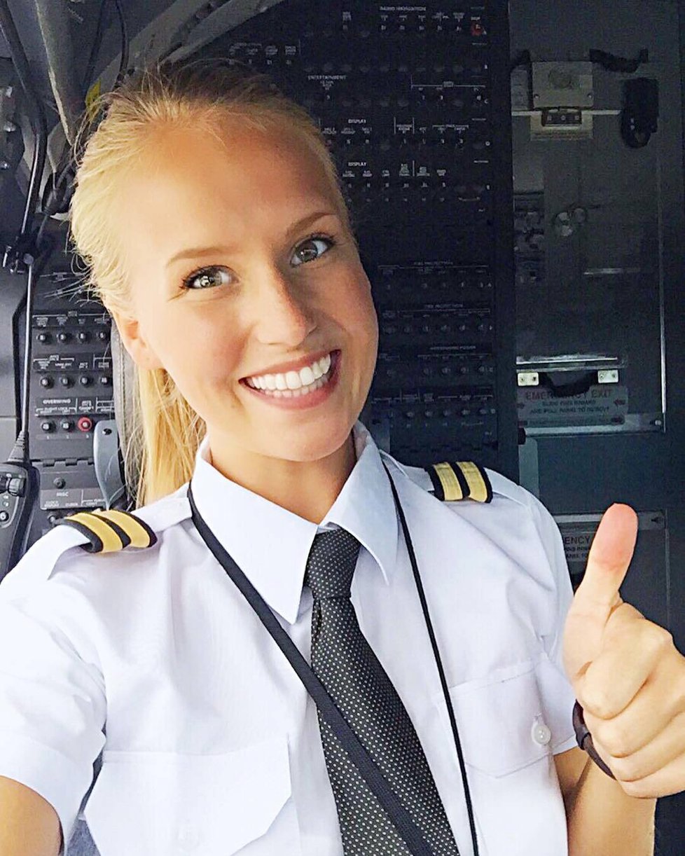 Sexy pilotka Maria Fagerström ze Švédska si užívá života plnými doušky. Na internetu má armádu fanoušků.