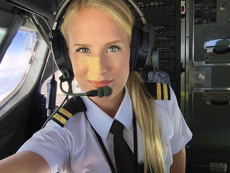 Sexy pilotka Maria Fagerström ze Švédska si užívá života plnými doušky. Na internetu má armádu fanoušků.