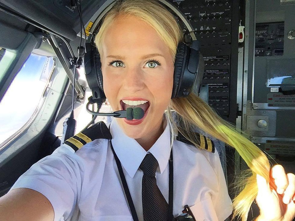 Sexy pilotka Maria Fagerström ze Švédska si užívá života plnými doušky. Na internetu má armádu fanoušků.