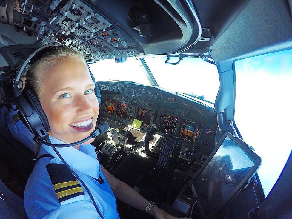 Sexy pilotka Maria Fagerström ze Švédska si užívá života plnými doušky. Na internetu má armádu fanoušků.