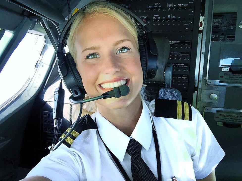 Sexy pilotka Maria Fagerström ze Švédska si užívá života plnými doušky. Na internetu má armádu fanoušků.