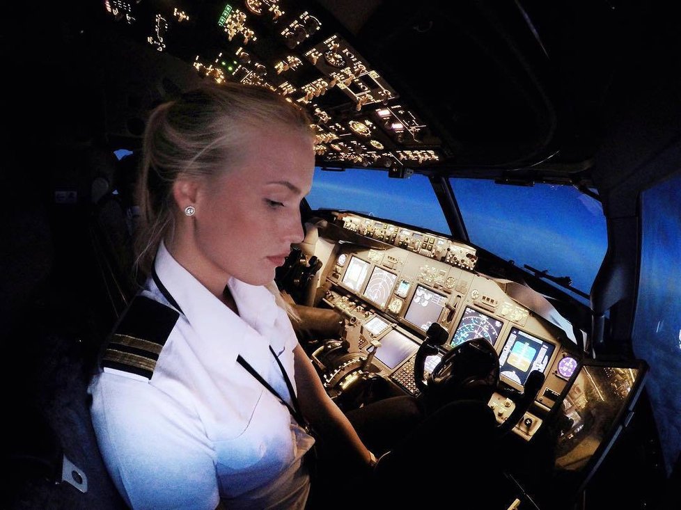 Sexy pilotka Maria Fagerström ze Švédska si užívá života plnými doušky. Na internetu má armádu fanoušků.