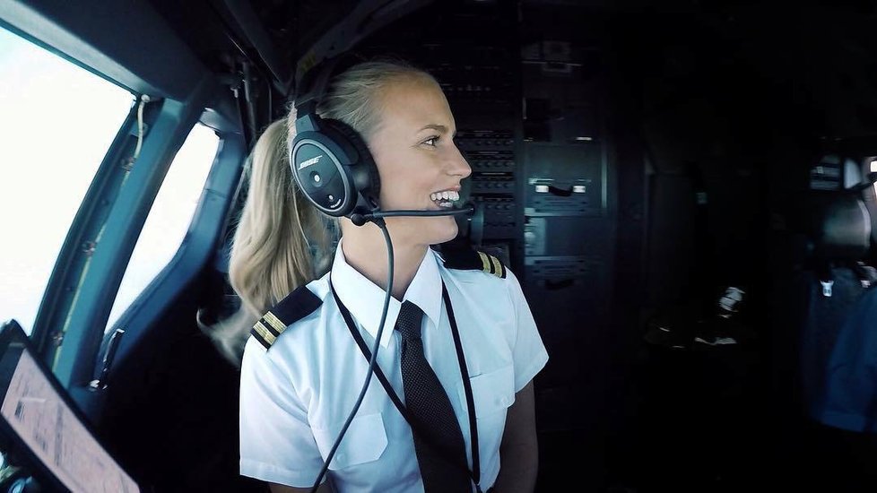 Sexy pilotka Maria Fagerström ze Švédska si užívá života plnými doušky. Na internetu má armádu fanoušků.