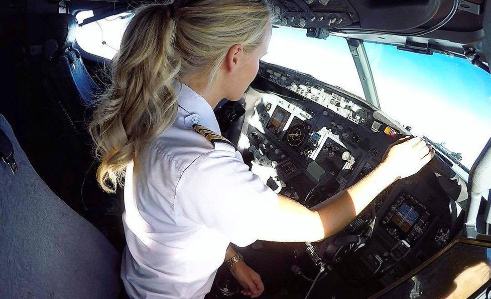 Sexy pilotka Maria Fagerström ze Švédska si užívá života plnými doušky. Na internetu má armádu fanoušků.