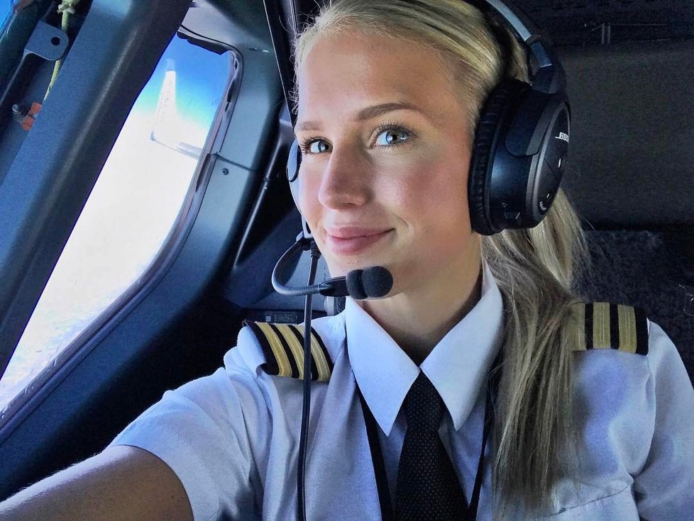 Sexy pilotka Maria Fagerström ze Švédska si užívá života plnými doušky. Na internetu má armádu fanoušků.