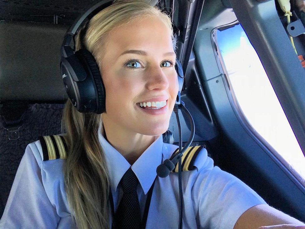 Sexy pilotka Maria Fagerström ze Švédska si užívá života plnými doušky. Na internetu má armádu fanoušků.