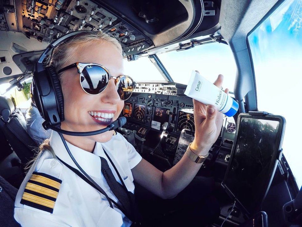 Sexy pilotka Maria Fagerström ze Švédska si užívá života plnými doušky. Na internetu má armádu fanoušků.