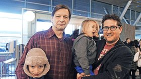 Bob Pfeifer a Larry Hummel se svými syny na pařížském letišti krátce poté, co zatkli jejich matku.