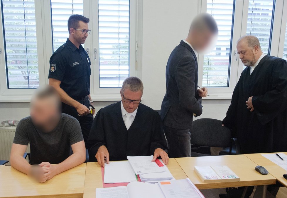 Nicolas Knoop (19, vlevo) a komplic Niko Göttlich (21, čtvrtý zleva) dostali u soudu tvrdé tresty.