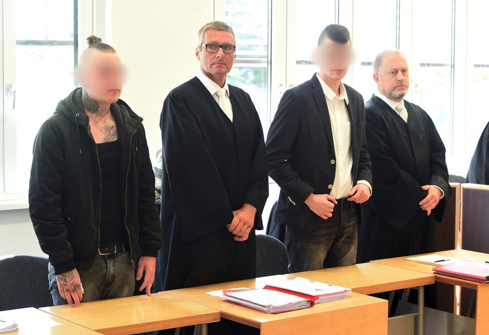 Nicolas Knoop (19, vlevo) a komplic Niko Göttlich (21, druhý zprava) byli odsouzeni za vraždu těhotné dívky.