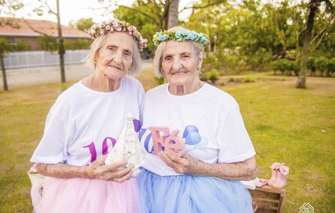 Jednovaječná dvojčata oslavila 100. narozeniny! Ta podoba vás dostane!