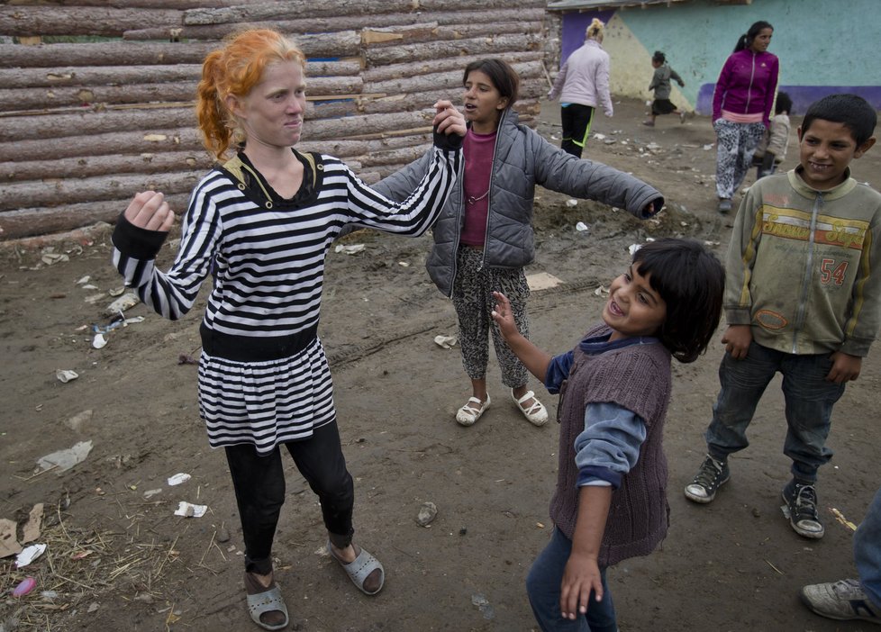 Minka, sestra Marie, tancuje v Bulharsku s romskými dětmi