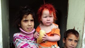 Romské děti Saši Rusevy (35) mají některé přirozeně tmavší plet, ale jiné jsou albíni