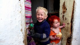 Některé děti Saši Rusevy (35) jsou albíni. Blonďatý chlapeček je Marii podobný, jde o jejího brášku?