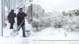 Namrzlé chodníky a sněhové závěje? Do ulic vyrážejí uklízet nezaměstnaní