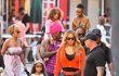 Mariah Carey se svými šestiletými dvojčaty, holčičkami Moroccou a Monroe, slaví jejich narozeniny v Disneylandu.