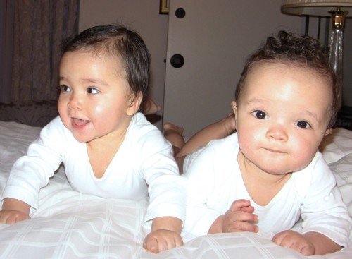 Tato dvě krásná miminka nedávno oslavila své první narozeniny, právě o setkání s nimi Alison stojí nejvíc