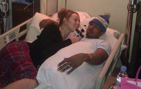 Mariah s manželem v nemocnici.
