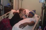 Momentka z nemocnice - Mariah se stará o svého manžela. S úsměvem na tváři - doufá totiž, že se ze selhání ledviny brzy zotaví