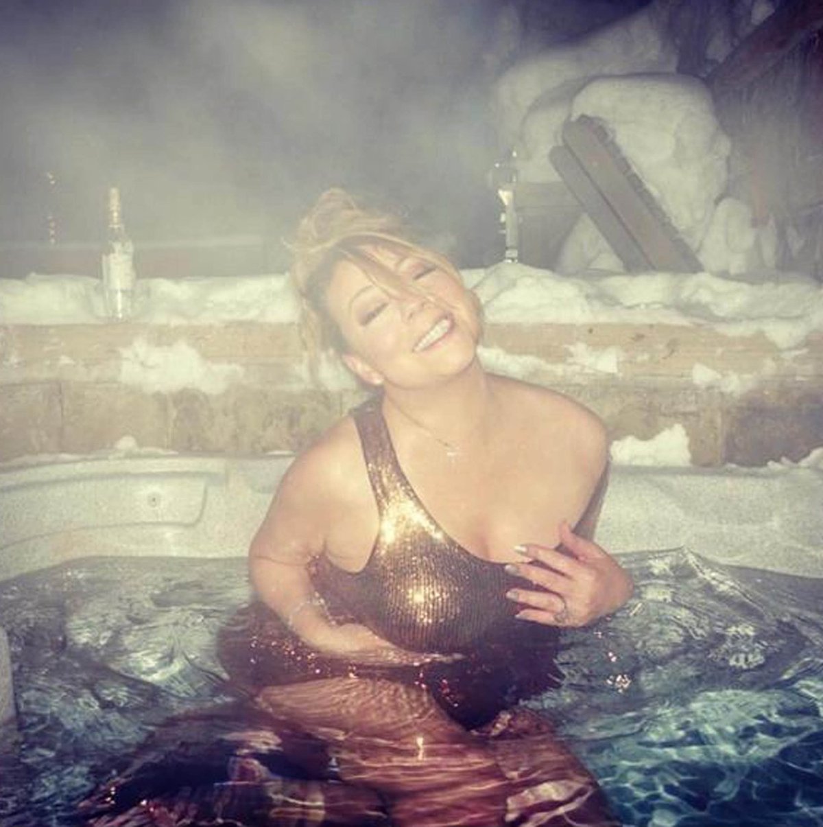 Po konci svátků královna Vánoc Mariah Carey usedne do vířivky a užívá si samu sebe.