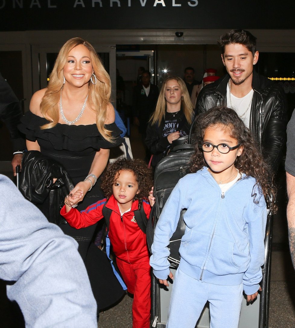 Zpěvačka Mariah Carey už svého mladého milence Bryana Tanaku neskrývá, a dokonce ho seznámila i se svými dětmi, Moroccanem a Monroe. /Los Angeles/