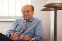 Čalfa slaví 75. narozeniny. Z bývalého komunisty byl respektovaný premiér, radil i Havlovi
