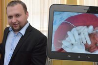 Ministr zemědělství Jurečka: Syna v inkubátoru sledoval přes tablet!