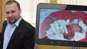 Ministr Jurečka sledoval syna v inkubátoru přes tablet.