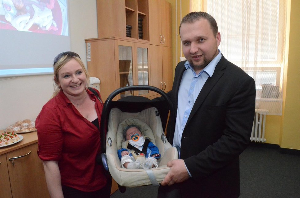 Šťastní rodiče s nově narozeným Mikulášek, druhým nejmladším synem