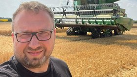 Marian Jurečka (KDU-ČSL) trávil část léta opět na kombajnu (srpen 2025).