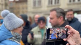 Marian Jurečka (KDU-ČSL) mezi lidmi při demonstraci odborů na Malostranském náměstí