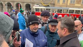 Marian Jurečka (KDU-ČSL) mezi lidmi při demonstraci odborů na Malostranském náměstí (27.11.2023)
