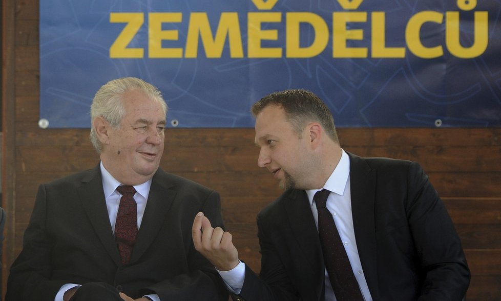 Ministr zemědělství Marian Jurečka (KDU-ČSL) a prezident Miloš Zeman na Zemi živitelce