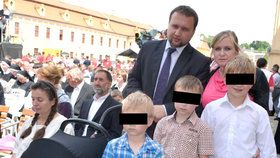 Marian Jurečka s manželkou a čtyřmi syny (včetně Mikuláše v kočárku). V únoru 2016 se jim narodil pátý potomek.