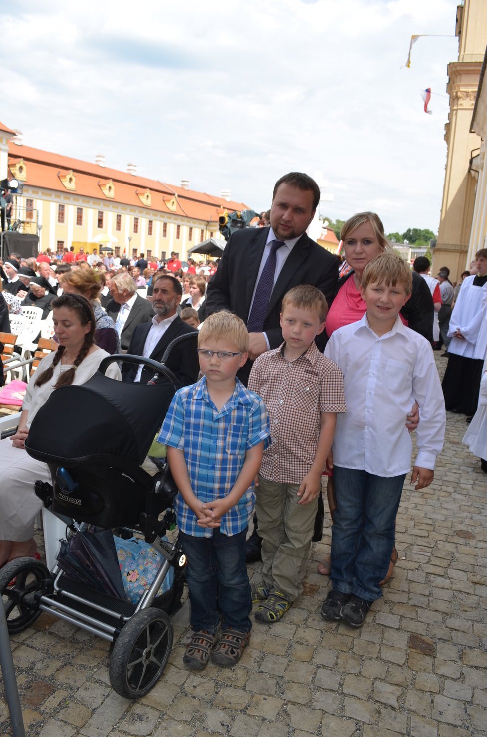 Marian Jurečka s manželkou a čtyřmi syny (včetně Mikuláše v kočárku)