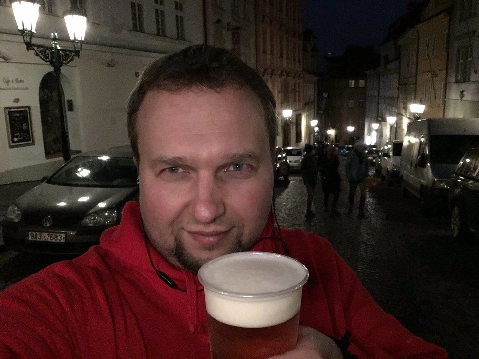 Marian Jurečka (KDU-ČSL) si v podvečer 17. listopadu dal pivo z výdejního okénka restaurace a vyfotil si s ním selfie. Snímek sice následně ze sítě smazal, poté se však omlouval