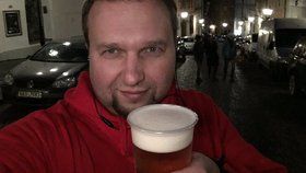 Marian Jurečka (KDU-ČSL) si v podvečer 17. listopadu dal pivo z výdejního okénka restaurace a vyfotil si s ním selfie. Snímek sice následně ze sítě smazal, poté se však omlouval