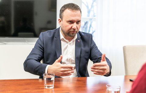 5 rad, jak získat příspěvek 5000 Kč na dítě. Aplikace má výpadky, Jurečka se omluvil