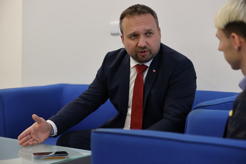 Vicepremiér Marian Jurečka (KDU-ČSL) ve volebním štábu SPOLU při rozhovoru pro Blesk (24. 9. 2022)