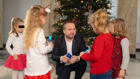 Marian Jurečka (KDU-ČSL) sdílel na Štědrý den fotky s dětmi (24.12.2023)