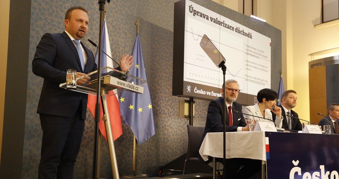 Vicepremiér Marian Jurečka (KDU-ČSL) na tiskové konferenci ke konsolidačnímu balíčku (11. 5. 2023)