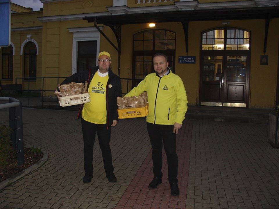 Marian Jurečka (KDU-ČSL) se vydal do Olomouckého kraje a rozdával snídaně u nádraží.