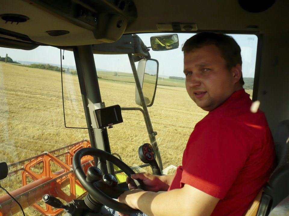 Někdejší ministr zemědělství za volantem traktoru. Jako farmář s řízením zemědělského stroje nemá problém.