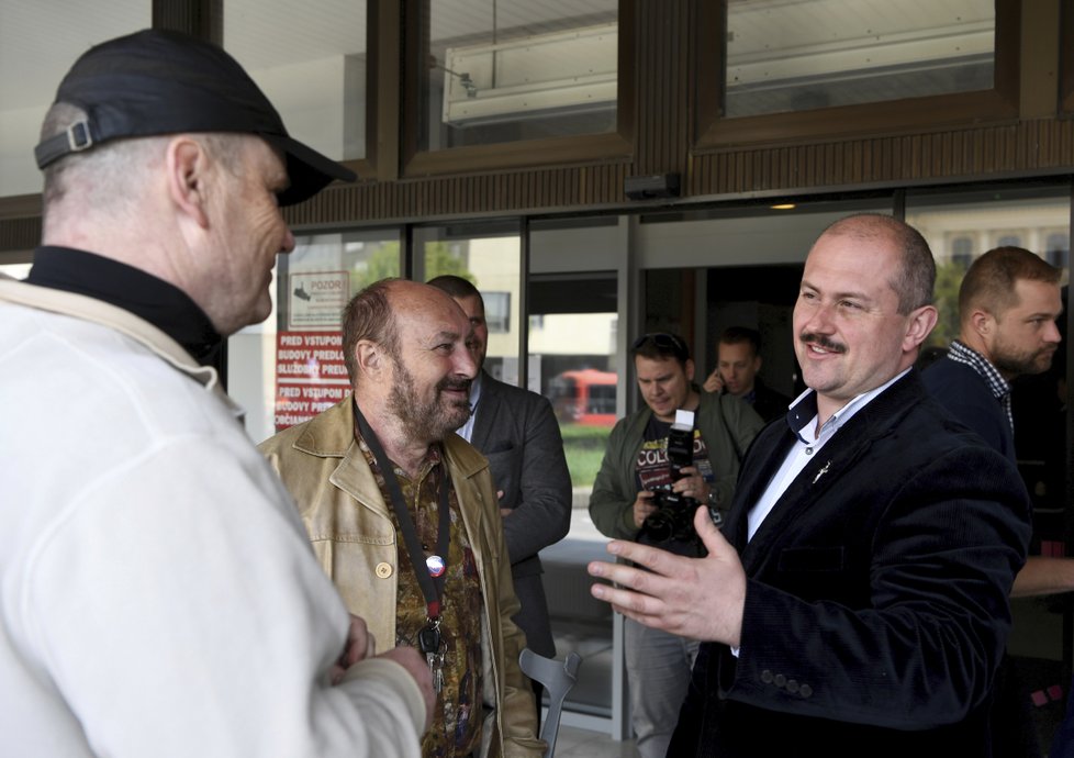 Kontroverzní slovenský politik Marian Kotleba u slovenského Nejvyššího soudu, který řešil rozpuštění jeho strany Kotleba-Lidová strana Naše Slovensko (LSNS) (28.4 2019)