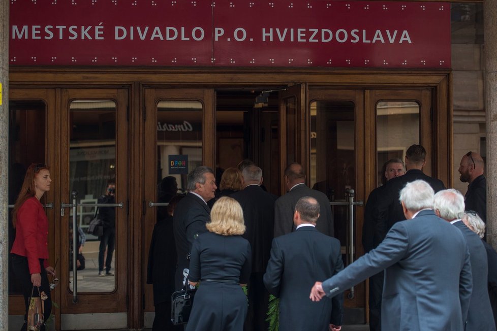 Poslední rozloučení proběhlo v Divadle Pavla Orszgáha Hviezdoslava.