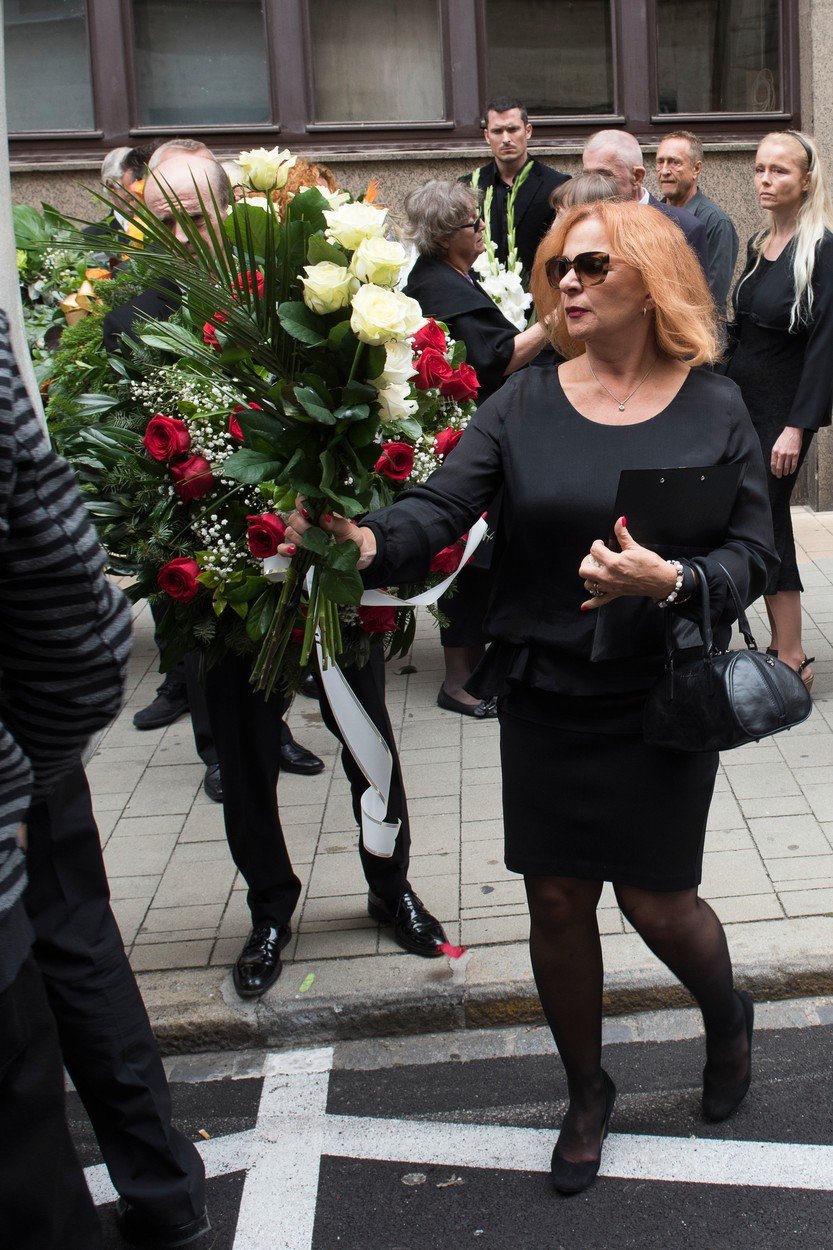 Kamila Magálová na posledním rozloučení s Jurajem Slezáčkem