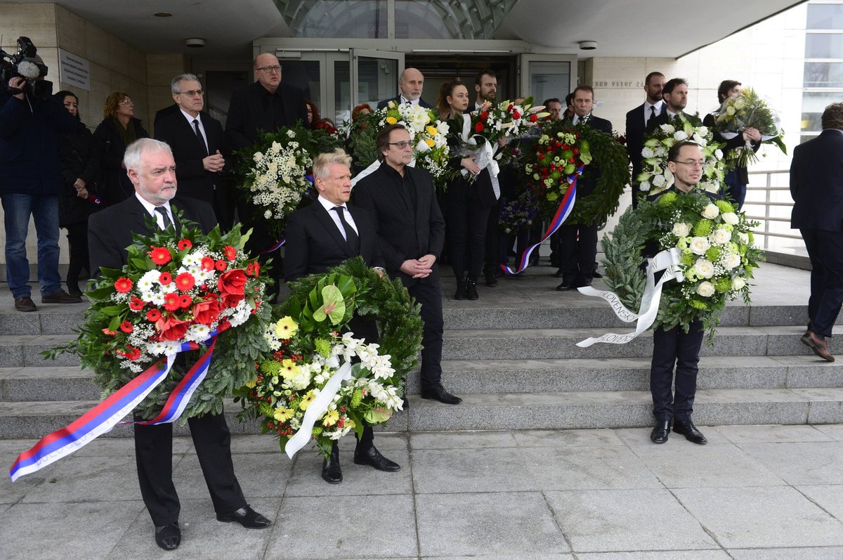 Herci ze Slovenského národního divadla nesli smuteční věnce ven z divadla.