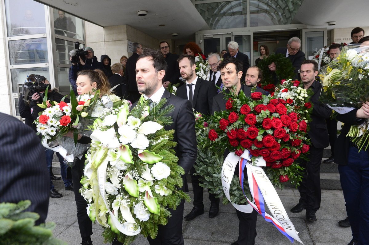 Herci ze Slovenského národního divadla nesli smuteční věnce ven z divadla.