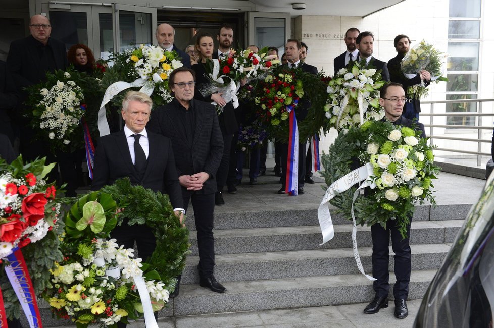 Herci ze Slovenského národního divadla nesli smuteční věnce ven z divadla.